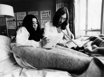 John Lennon y Yoko Ono en el Hotel Hilton en Ámsterdam, 25 de marzo de 1969 (foto en b/n) de Unbekannt