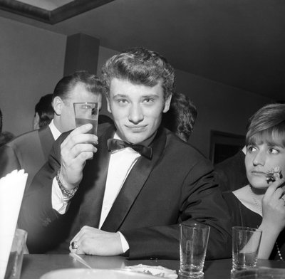 Johnny Hallyday tomando un cóctel en el bar, Cortina d