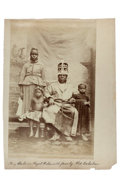 Rey Duque en túnicas reales con su familia, Old Calabar, Nigeria, c.1890 (impresión de albúmina) de Unbekannt
