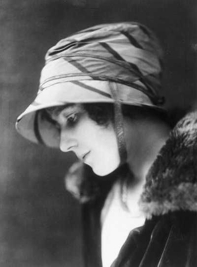 Lady Elizabeth Bowes-Lyon (1900-2002), c 1920s de Unbekannt