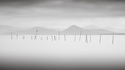 Lago Trasimeno, Umbría, Italia, 2015 (fotografía en B/N) de Leopold Blonder
