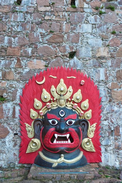 Gran máscara tibetana de bronce pintada de colores brillantes; Demonio; Museo de la Montaña Messner Firmian de Reinhold Messner; Castillo de Schloss Sigmundskron; cerca de Bolzano; Alto Adige; Trentino-Alto Adige; Italia; Europa de Unbekannt