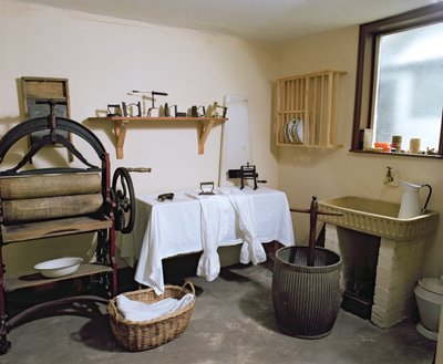 Interior de cocina victoriana tardía con una estufa en funcionamiento de Unbekannt