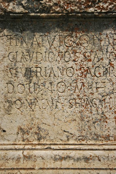 Líbano, Baalbek (siglo I d.C.), grabado en el Gran Patio de Unbekannt