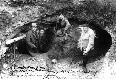 Leon Laval, Marcel Ravidat, Jacques Marsal y Abad Breuil en la entrada de la Cueva de Lascaux, Montignac, Francia de Unbekannt