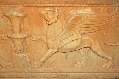 Libia, detalle de bestia mítica tallada en sarcófago ático (siglo II d.C.) de Unbekannt