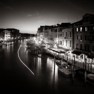 Tráfico ligero, Venecia, Italia, 2013 (fotografía en B/N) de Leopold Blonder