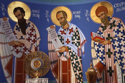 Objeto litúrgico y fresco en el santuario de la iglesia ortodoxa de Pedoulas de Unbekannt