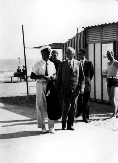 Mostra del Cinema años 1930: el duce Benito Mussolini en el Lido con el Conde Giuseppe Volpi di Misurata Venecia de Unbekannt