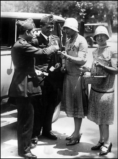 Madrid (España) junio de 1929: Los dos pilotos españoles Jiménez e Iglesias que regresan de su viaje a Sudamérica (Cruzaron el Atlántico entre Sevilla y Brasil a principios de abril) compran viñetas de flores en beneficio de los necesitados de Madrid de Unbekannt