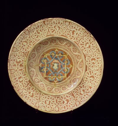 Plato de Maiolica Decorado con un Elaborado Diseño de Nudo Repetitivo enmarcando Cabezas de Perfil en el Borde y un Escudo en la Placa Central, Italiano, Hecho en Toscana de Unknown