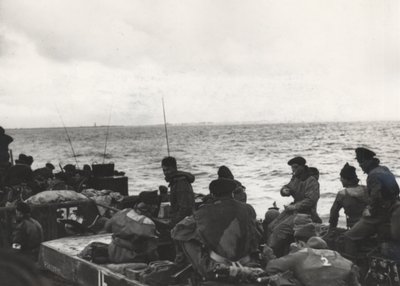Marines del 41 (RM) Comando a bordo del LCT (Landing Craft Tank) 532, acercándose a Westkapelle durante los desembarcos en Walcheren, Países Bajos de Unbekannt