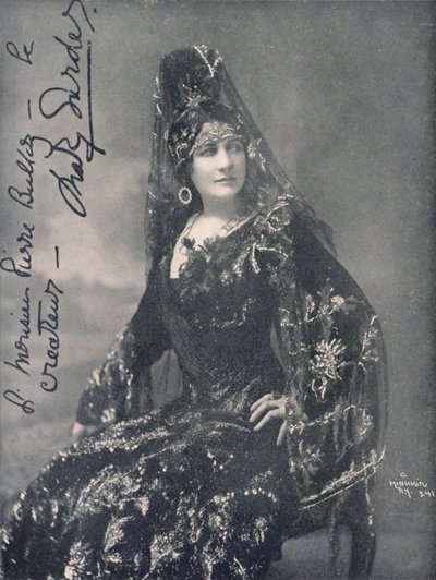 Mary Garden, soprano operística, fotografía de estudio en el papel de Carmen, por C. Mishkin de Unbekannt