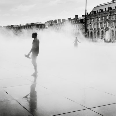 Espejo de agua, Francia, 2012 (foto b/n) de Leopold Blonder