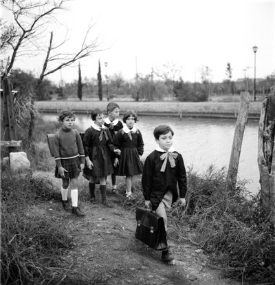 Escuela mixta en Venecia, los estudiantes llevan una blusa. La salida de clases (escuela buissonniere). Años 1950 de Unbekannt