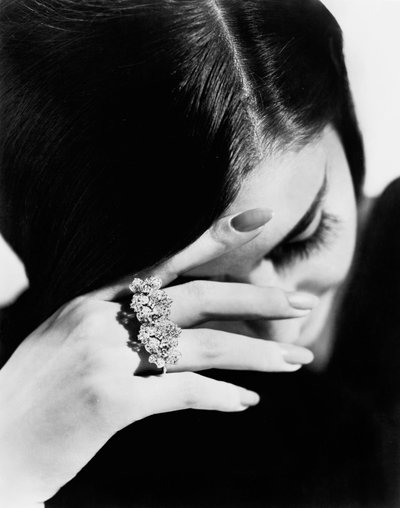 Modelo con un anillo del joyero Giulio Veronesi, Bolonia (foto b/n) de Unbekannter Künstler