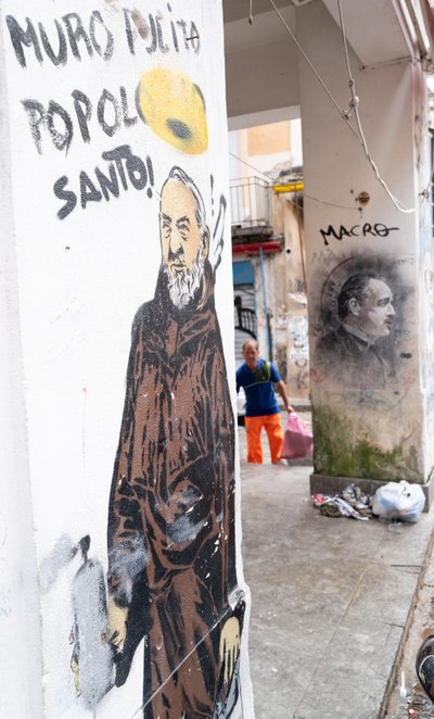 Monje con spray de pintura y Marlon Brando de Benjamin Baud