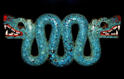 Mosaico de una serpiente bicéfala para uso como pectoral ceremonial. Azteca, mixteca, México. Siglos XV-XVI d.C. (mosaico) de Unbekannter Künstler