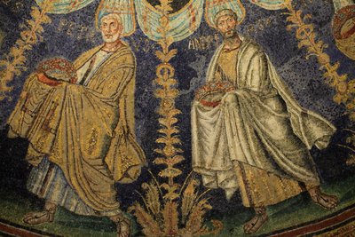 Mosaico del techo del Baptisterio de Neon. Detalle de la procesión de los doce apóstoles alrededor del mosaico central en dos direcciones, terminando con San Pedro encontrándose con San Pablo. Siglo V, Rávena, Italia. Patrimonio Mundial de la UNESCO de Unbekannt