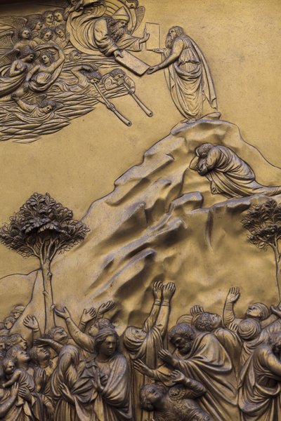 Moisés recibiendo los Diez Mandamientos, puerta oriental del baptisterio en Florencia, también llamada Puertas del Paraíso por Miguel Ángel, escultura de bronce del siglo XV por Lorenzo Ghiberti (1425-1452), Florencia, Italia de Unbekannt