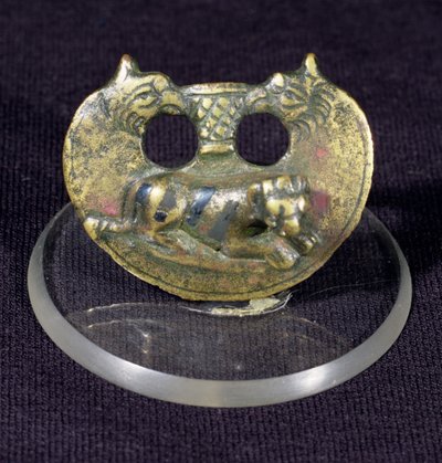 Montura decorada con cabezas de grifos y un tigre con rayas de nielado, finales del siglo I - principios del II d.C. de Unbekannt