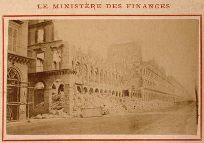 Municipalidad de París (1871): vista del Ministerio de Finanzas en ruinas en París en mayo de 1871. Fotografía de Pierre Pepetit. Impresión en cartón, Dim. 9x5,4 cm de Unbekannt