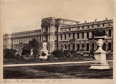 Municipalidad de París (1871): vista del Palais des Tuileries en París alrededor de mayo de 1871. Fotografía anónima de Unbekannt