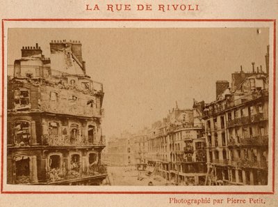 Municipalidad de París (1871): vista de los edificios incendiados en la Rue de Rivoli en París en mayo de 1871. Fotografía de Pierre Pepetit de Unbekannt