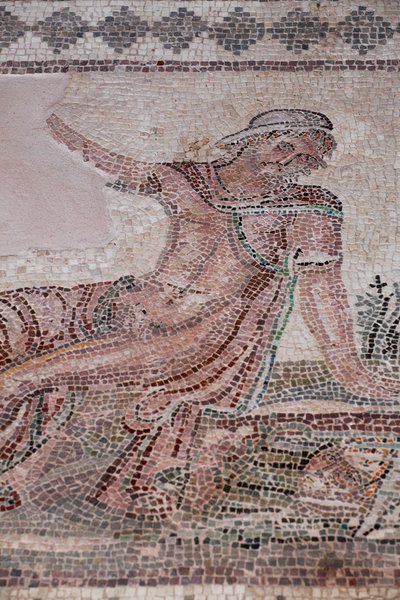 Narciso mirando su reflejo en un charco de agua - Mosaicos de Pafos, Casa de Dionisos - Finales del siglo II d.C. - Chipre - Contemplación de Narciso sobre una fuente - Mosaicos de Pafos, Casa de Dionisos - Finales del siglo II d.C. - Sitio UNESCO, Chipre de William M. Timlin