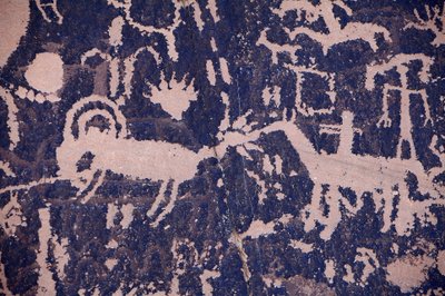 News Paper Rock. Petroglifos indios de América del Norte de las tribus Navajo y Utah. Período que se extiende por unos 2000 años hasta el siglo XIV. de William M. Timlin