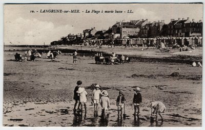 Normandía, Calvados, Langrune sur Mer: un grupo de niños jugando en la playa en marea baja de William M. Timlin
