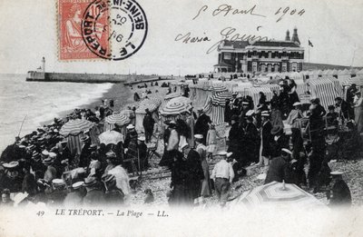 Normandía, Sena Marítimo, Treport: la multitud de veraneantes en la playa y el casino al fondo de William M. Timlin
