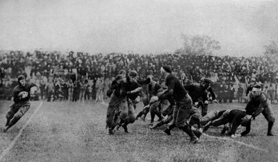 Norteamérica. Juego en el medio campo en un partido de fútbol americano. 1920 de Unbekannt