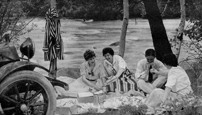 Norteamérica. Fiesta de picnic atacando la cesta del almuerzo durante un viaje en coche a las montañas Ozark. 1920 de Unbekannt