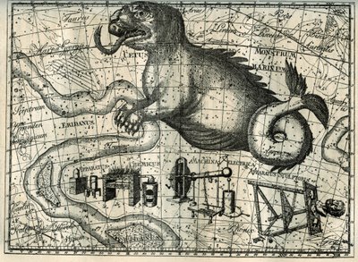 Una de las últimas constelaciones del sur visibles en Francia es la de la Ballena, representada como un animal fantástico con lengua bifurcada y cola larga. Al sur de la Ballena, los mapas celestes contienen tres constelaciones modernas: el Taller del Escu de Unbekannt