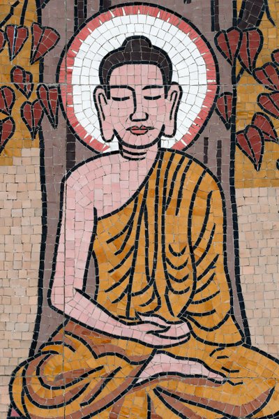 Pagoda budista Ong Nui, fresco mural, La vida del Buda, Buda Shakyamuni sentado en posición de meditación bajo el árbol Bodhi, Quy Nhon, Vietnam, 2019 de Unbekannt