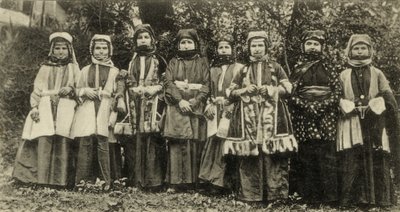 Mujeres osetinas en traje tradicional, grupo minoritario en la Unión Soviética de Benjamin Baud