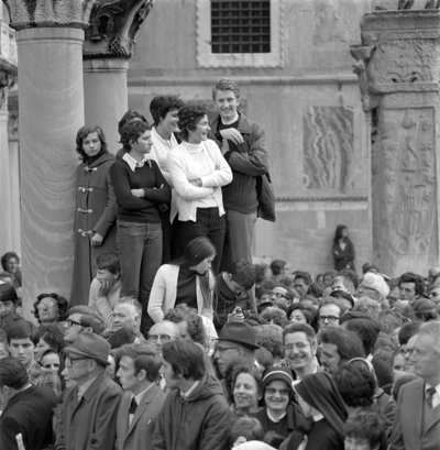 Personas mirando al cardenal Albino Luciani (Juan Pablo I) con el Papa Pablo VI en Venecia - 1972 de Unbekannt
