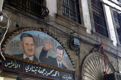 Pintura del Presidente Assad y su hijo Bassel sobre el zoco en Damasco, Siria. de Unbekannt