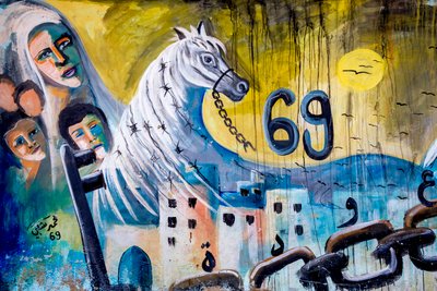 Arte mural palestino en una pared en Jenin, Cisjordania, Palestina, familia palestina regresando a casa, 2018 de Unbekannt