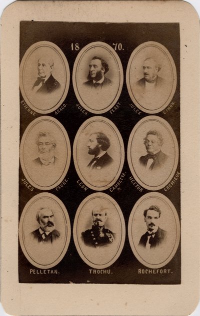 Comuna de París (1871): retrato de políticos franceses del Partido Socialista: de izquierda a derecha y de arriba a abajo: Etienne Arago, Jules Ferry, Jules Simon, Jules Favre, Leon Gambetta, Hector Cremieux, Pelletan, Trochu y Rochefort. Impresión en cart de Unbekannt