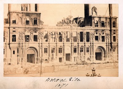 Comuna de París (1871): vista del Hotel de Ville después del incendio de mayo de 1871. Fotografía anónima de Unbekannt