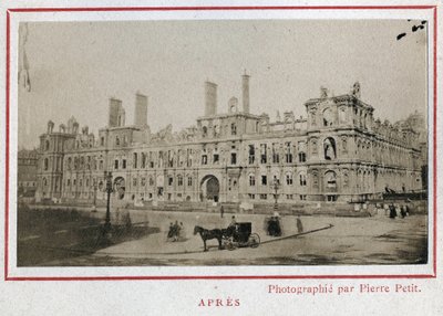 Comuna de París (1871): vista del Hotel de Ville en París después de su incendio en mayo de 1871. Fotografía de Pierre Pepetit. Impresión en cartón, Dim. 9x5,4 cm de Unbekannt