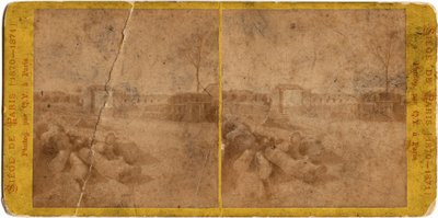 Sitio de París (1871): vista de la ciudad durante el sitio de la ciudad por los prusianos entre el 20/09/1870 y el 28/01/1871. Fotografía de Q.V.. Impresión en cartón Dim. 17x6,9 cm de Unbekannt