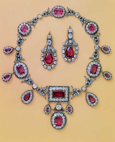 Parte de un parure antiguo de espinela y diamantes que comprende tiara, adorno para el cabello, collar y pendientes de Unbekannt