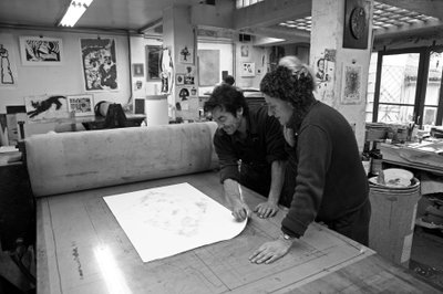 Pascal Gauvard, cofundador del taller de grabado Pasnic, Annie-Paule Thorel, pintora francesa. Descubrimiento de una grabado después de la impresión. Taller de grabado Pasnic en París en 2009. de Unbekannt