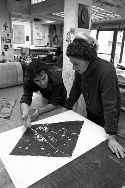 Pascal Gauvard, cofundador del taller de grabado Pasnic, Annie-Paule Thorel, pintora francesa. Análisis de una impresión. Taller de grabado Pasnic en París en 2009. de Unbekannt