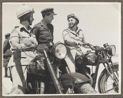 Fotografía de un álbum que contiene 65 fotografías relacionadas con el Servicio Territorial Auxiliar y las Fuerzas Británicas en el Medio Oriente de Unbekannt