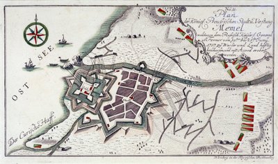 Plano de Memel (actual Klaipeda, Lituania), durante la rendición de la ciudad, del 27 de junio al 5 de julio de 1757. Aguafuerte al agua en colores de 1764. de Unbekannter Künstler