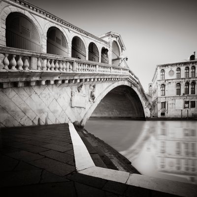 Ponte di Rialto - Estudio 3 Venecia, Italia, 2013 (fotografía b/n) de Leopold Blonder